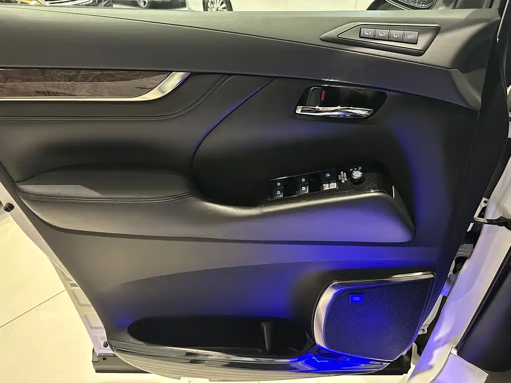 Toyota Alphard — миниатюра 20