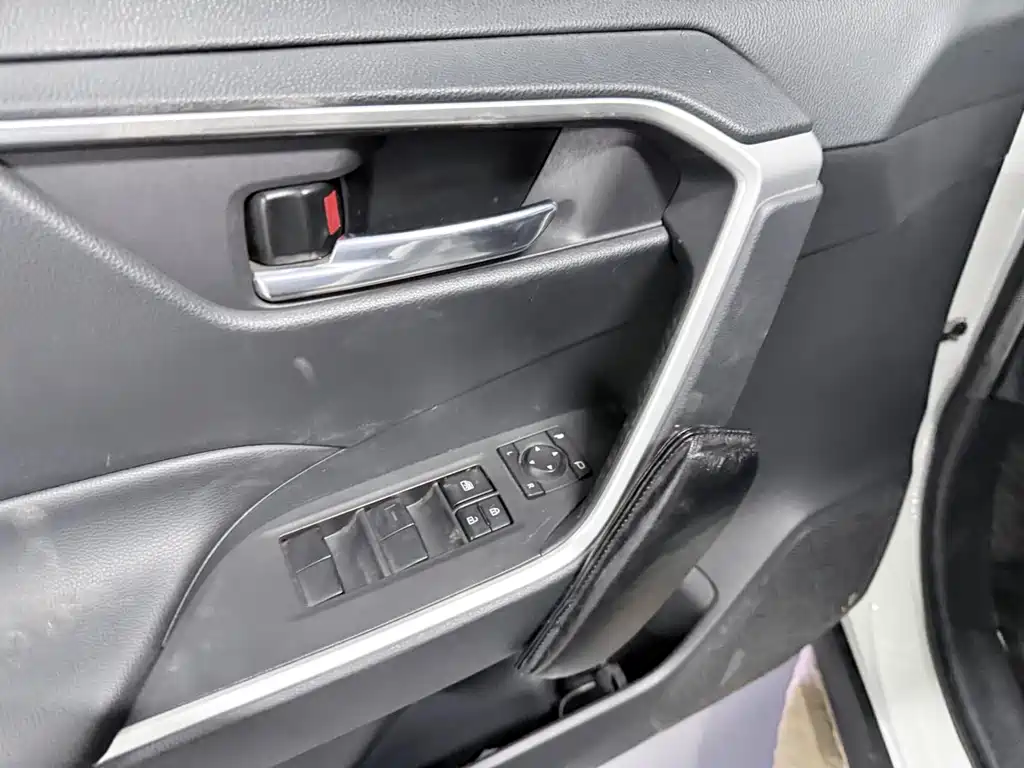 Toyota RAV4 — миниатюра 7