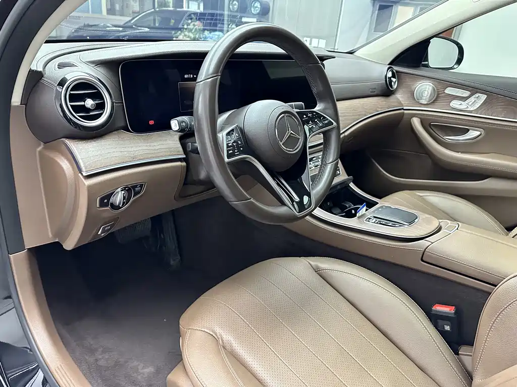 Mercedes-Benz E-Class — миниатюра 12