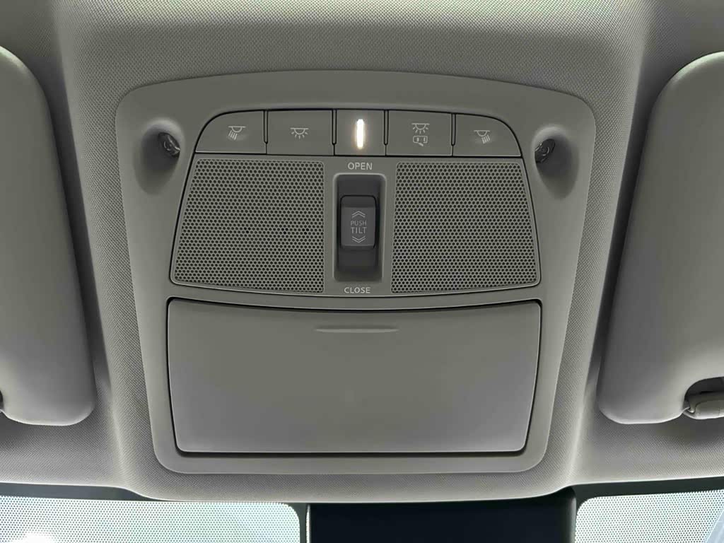 Nissan X-Trail 2.0 л 2025 г. Серебристо-серый, пробег 5300 км