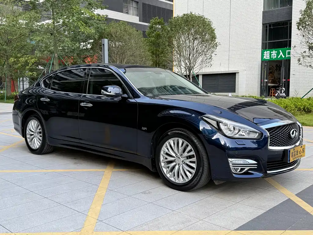 INFINITI  Q70