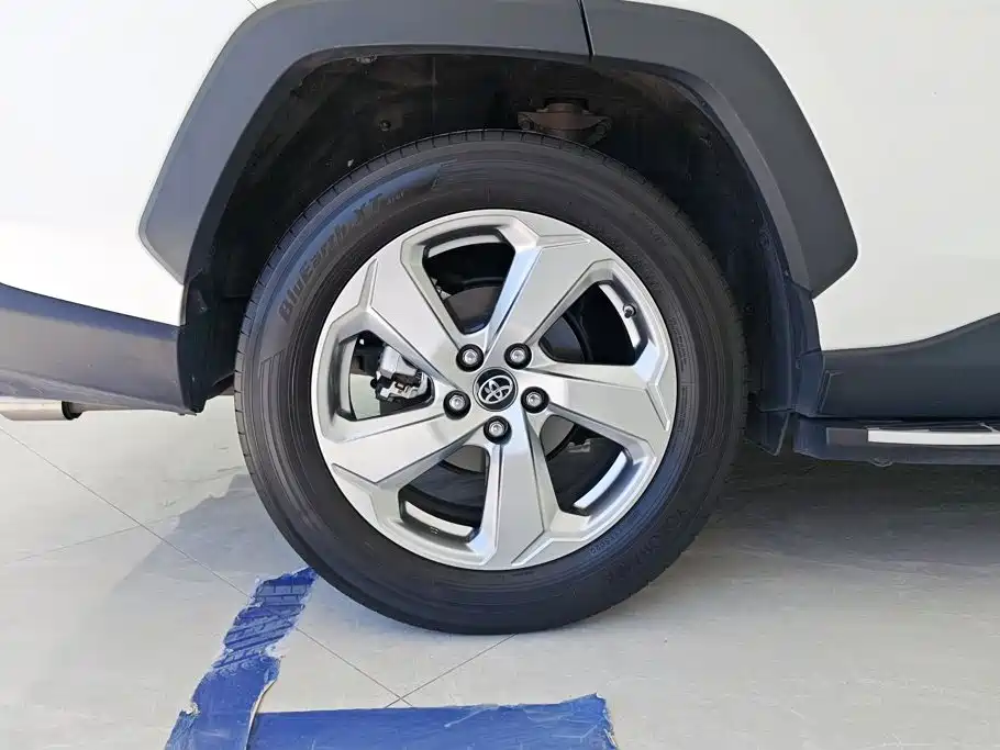 Toyota RAV4 — миниатюра 6