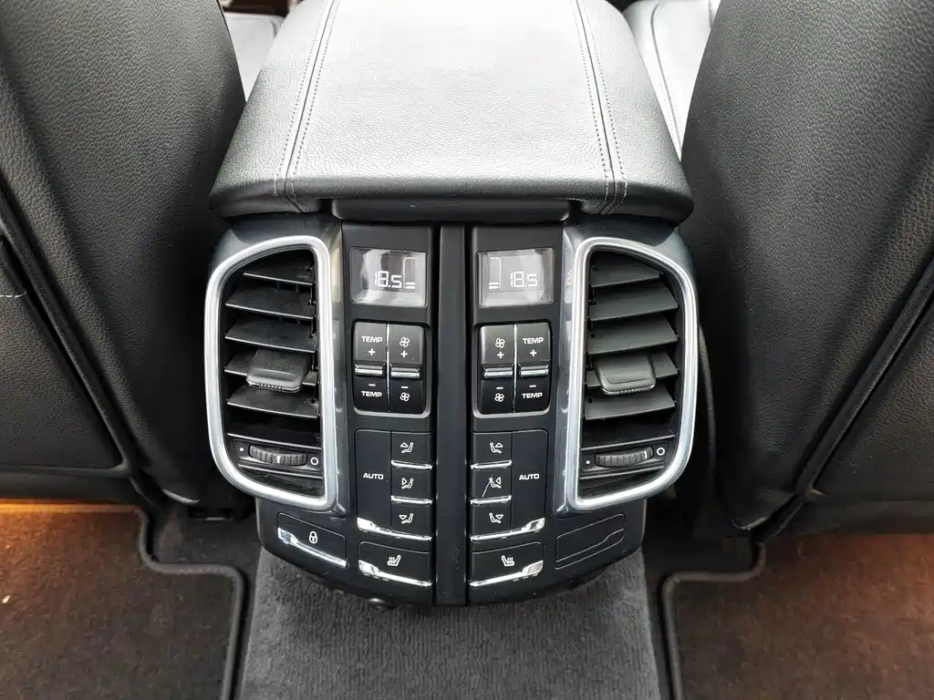Porsche Cayenne — миниатюра 10