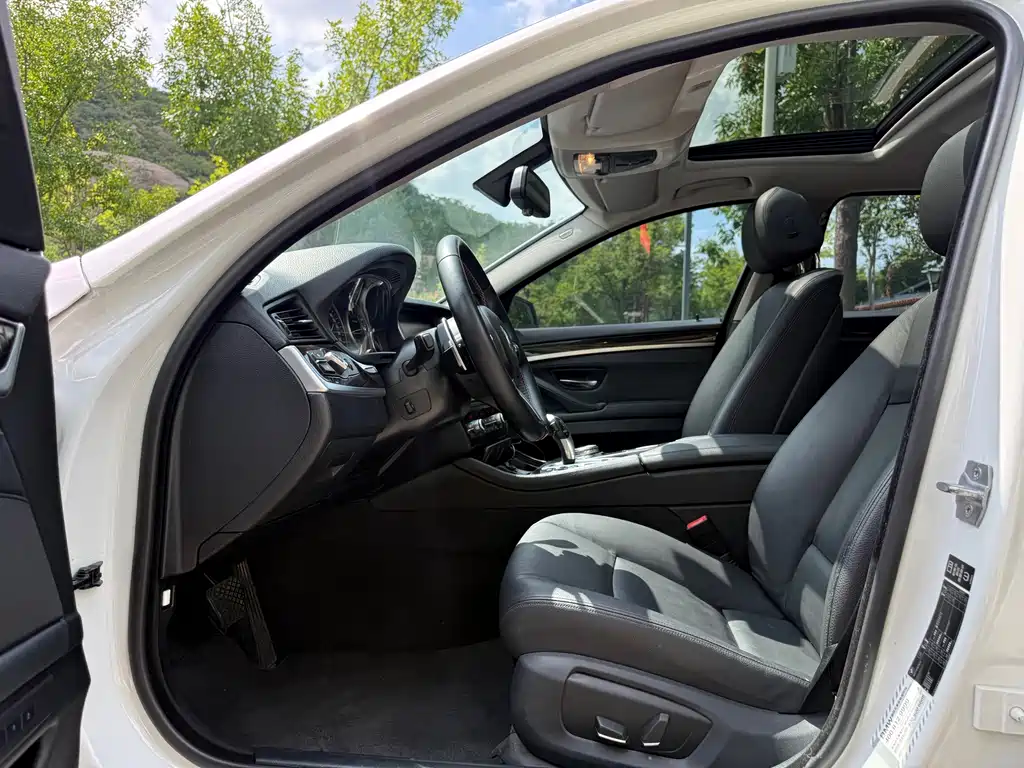 BMW 5 Series — миниатюра 4