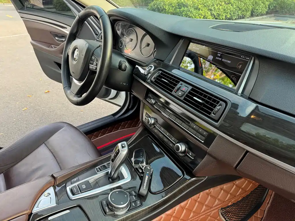 BMW 5 Series — миниатюра 13