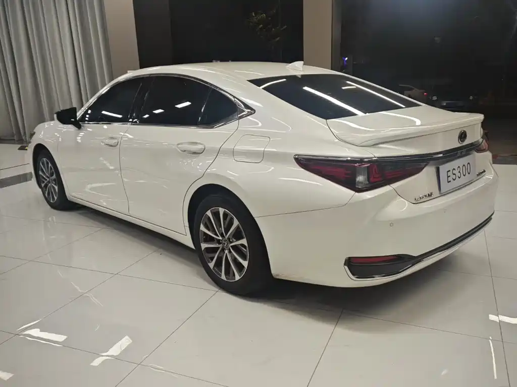 Lexus ES 2022 300h
