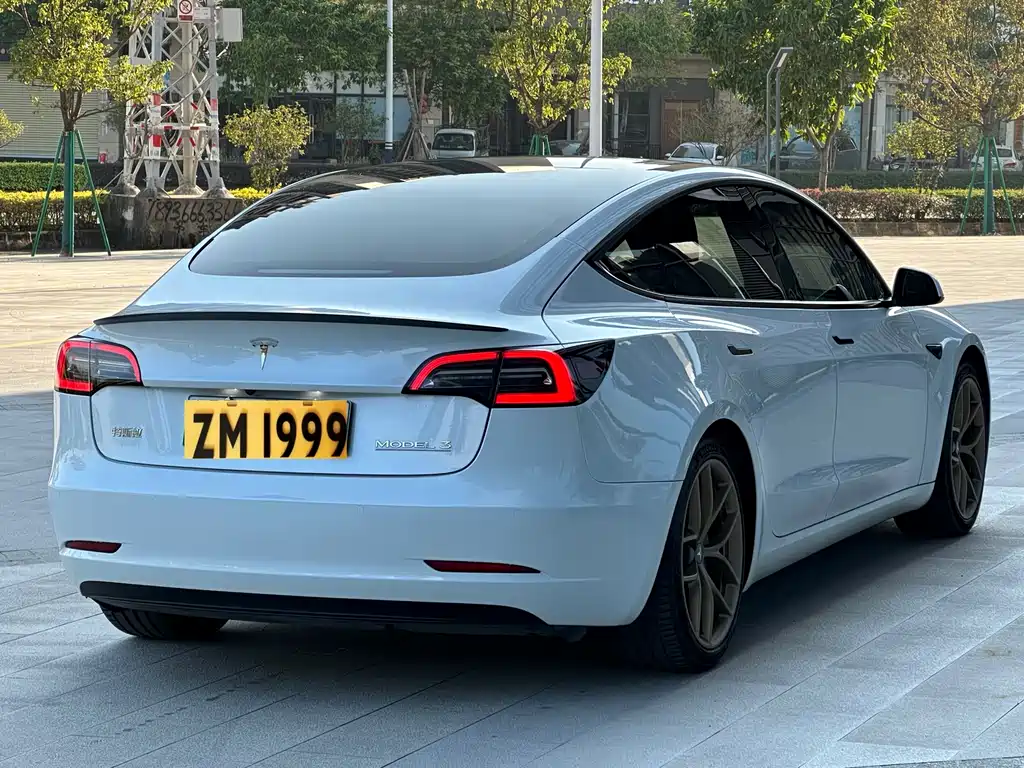 TESLA MODEL 3