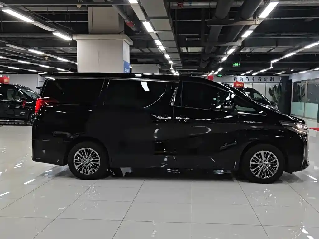 Toyota Alphard — миниатюра 3