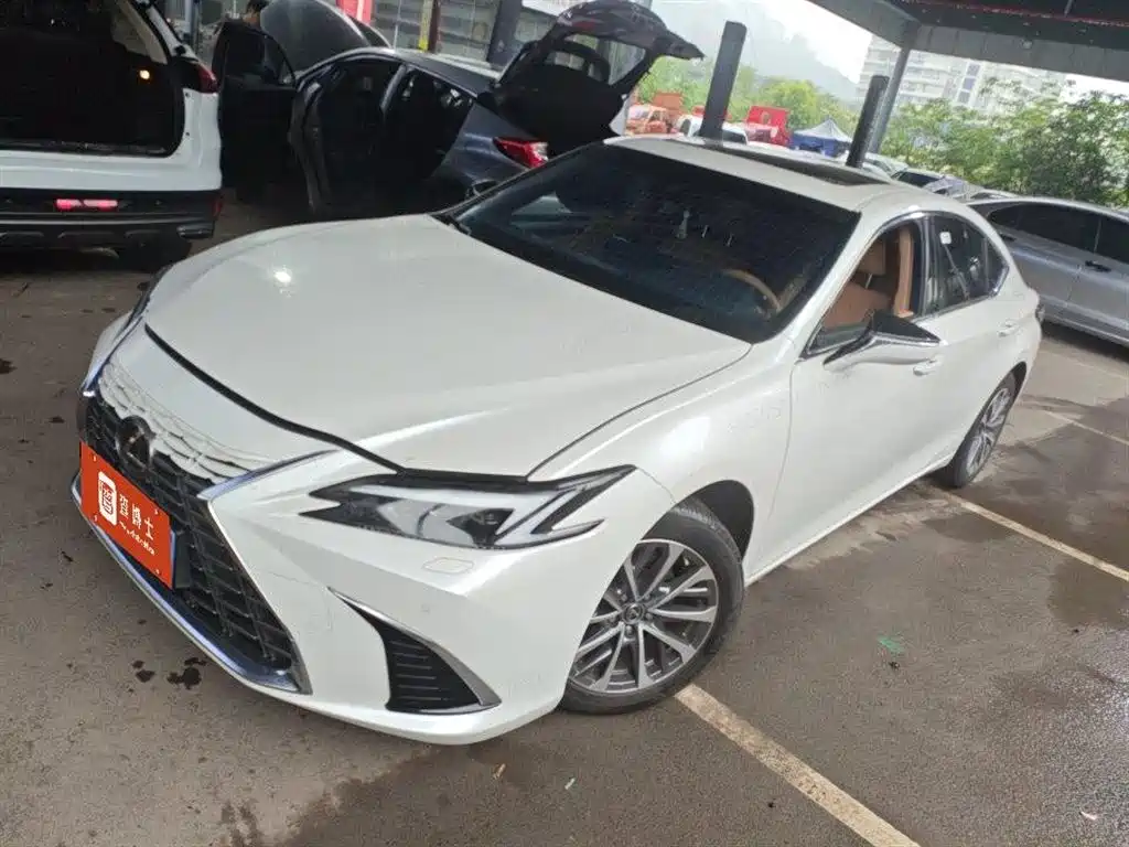 Lexus ES 2025