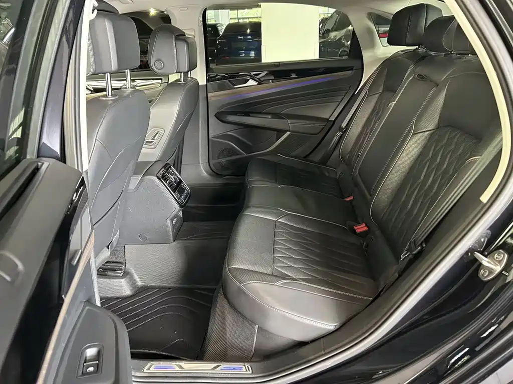 Volkswagen Passat PHEV — миниатюра 6
