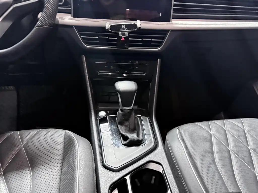 Volkswagen Tiguan L - фото 16