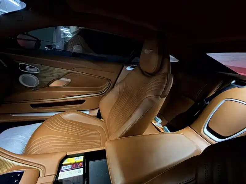 Aston Martin DB11 — миниатюра 8