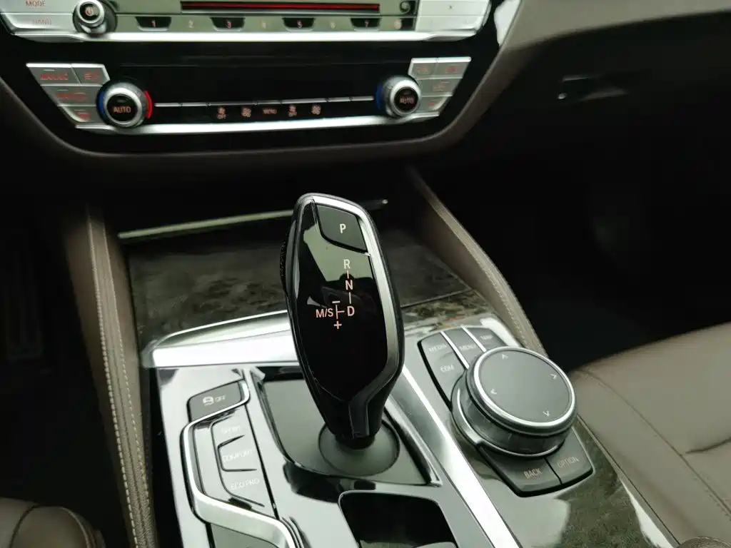 BMW 5 Series — миниатюра 13
