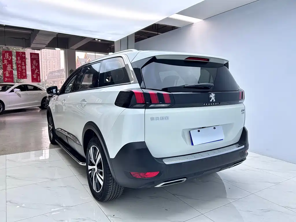 PEUGEOT 5008
