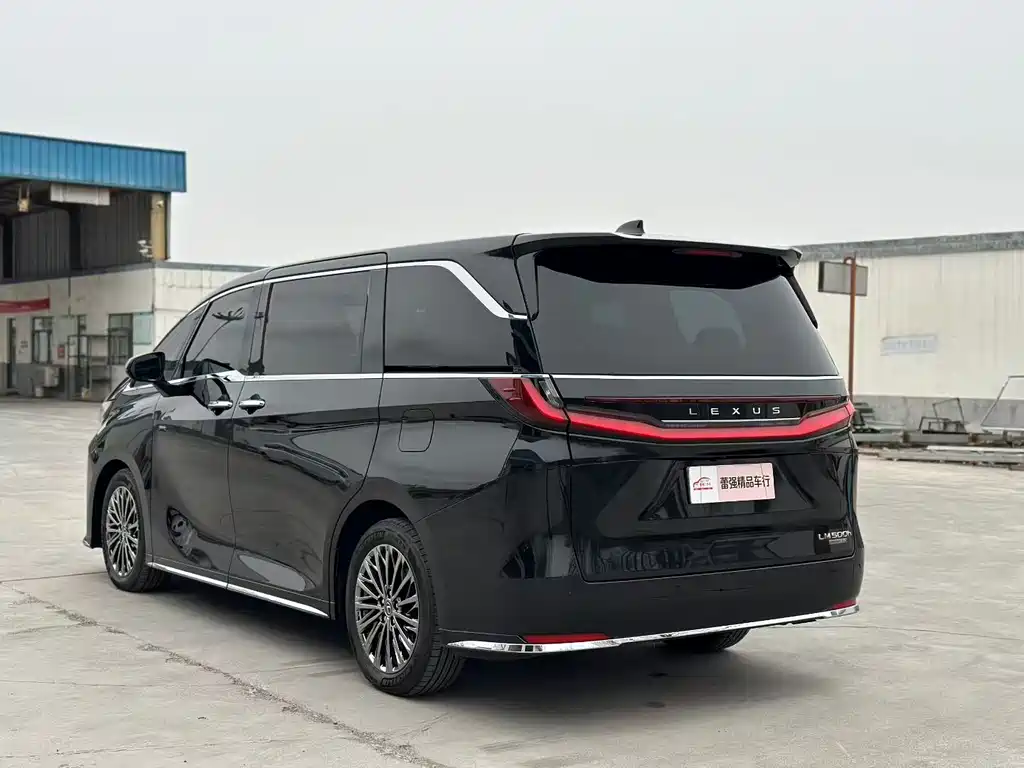LEXUS LM