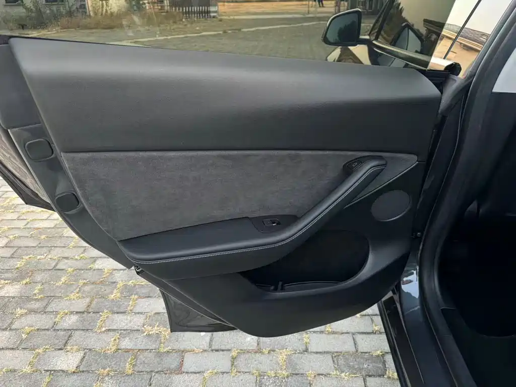 Tesla Model Y — миниатюра 18