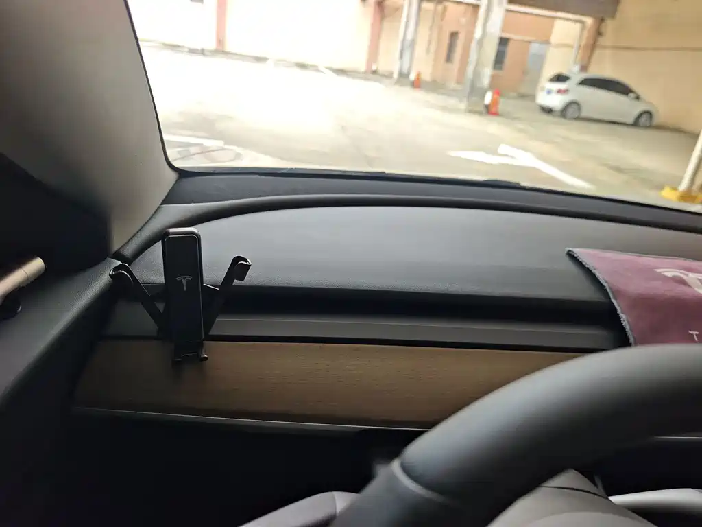 Tesla Model 3 — миниатюра 17