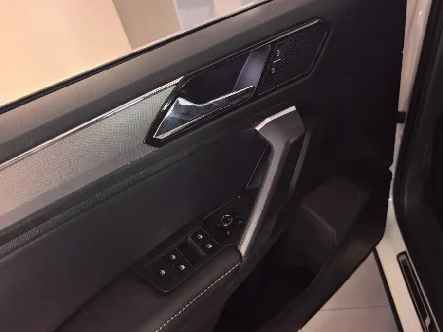 Volkswagen Tiguan L — миниатюра 7