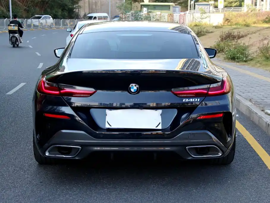 BMW 8 SERIES