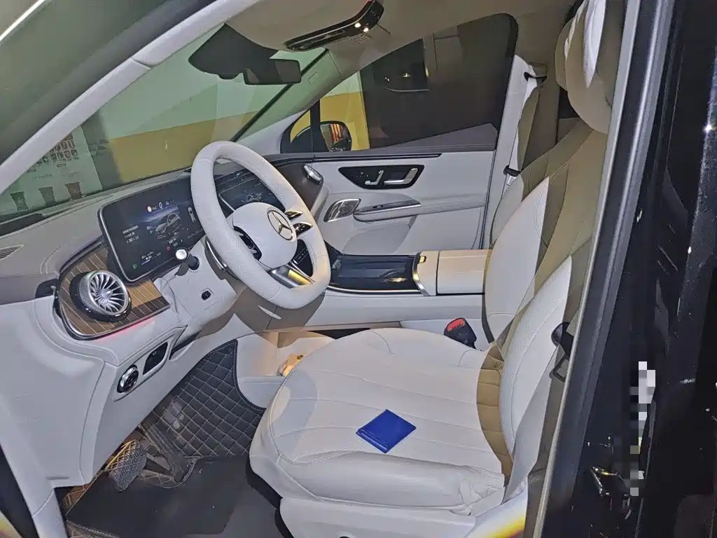 Mercedes-Benz EQE SUV — миниатюра 16