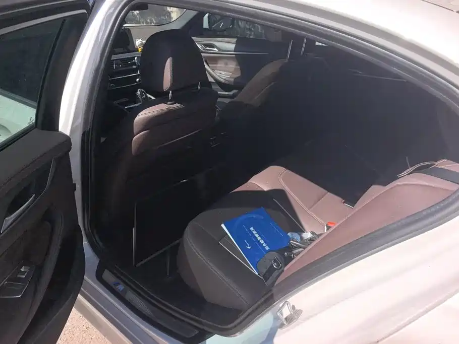 BMW 5 Series — миниатюра 11