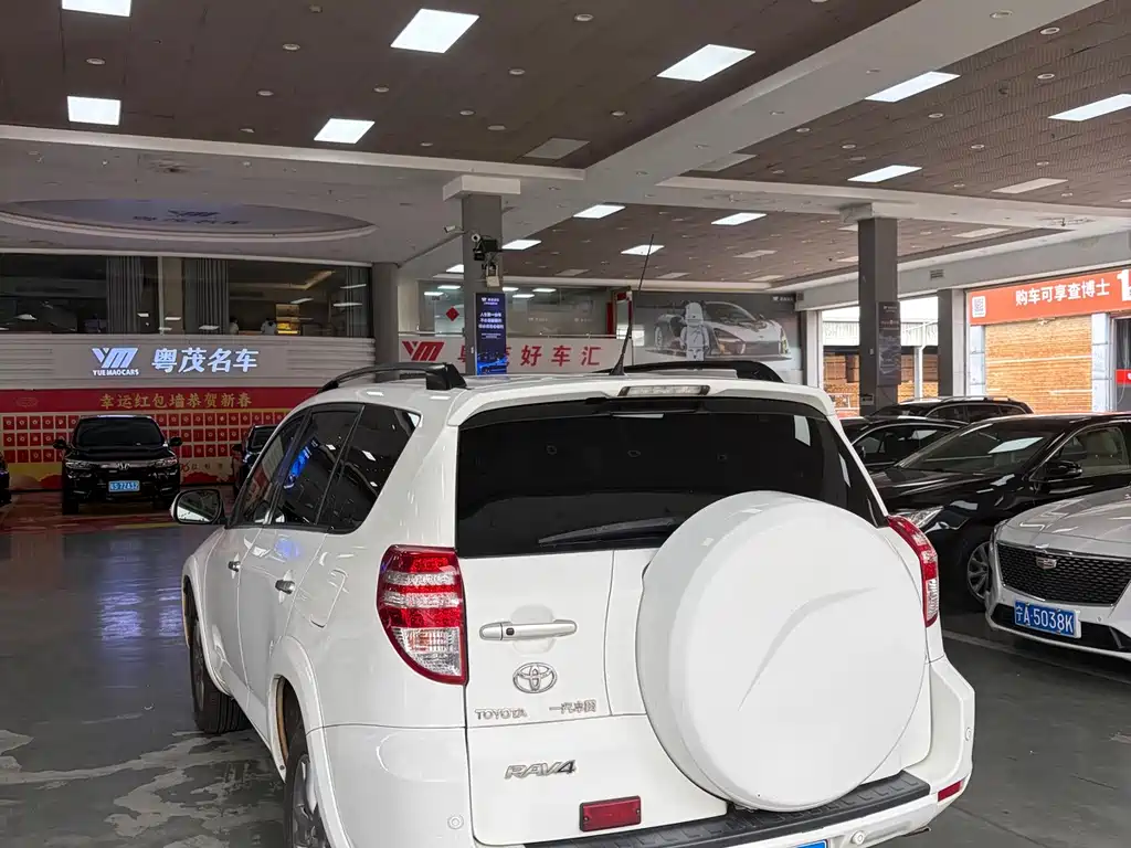 Toyota RAV4 — миниатюра 4