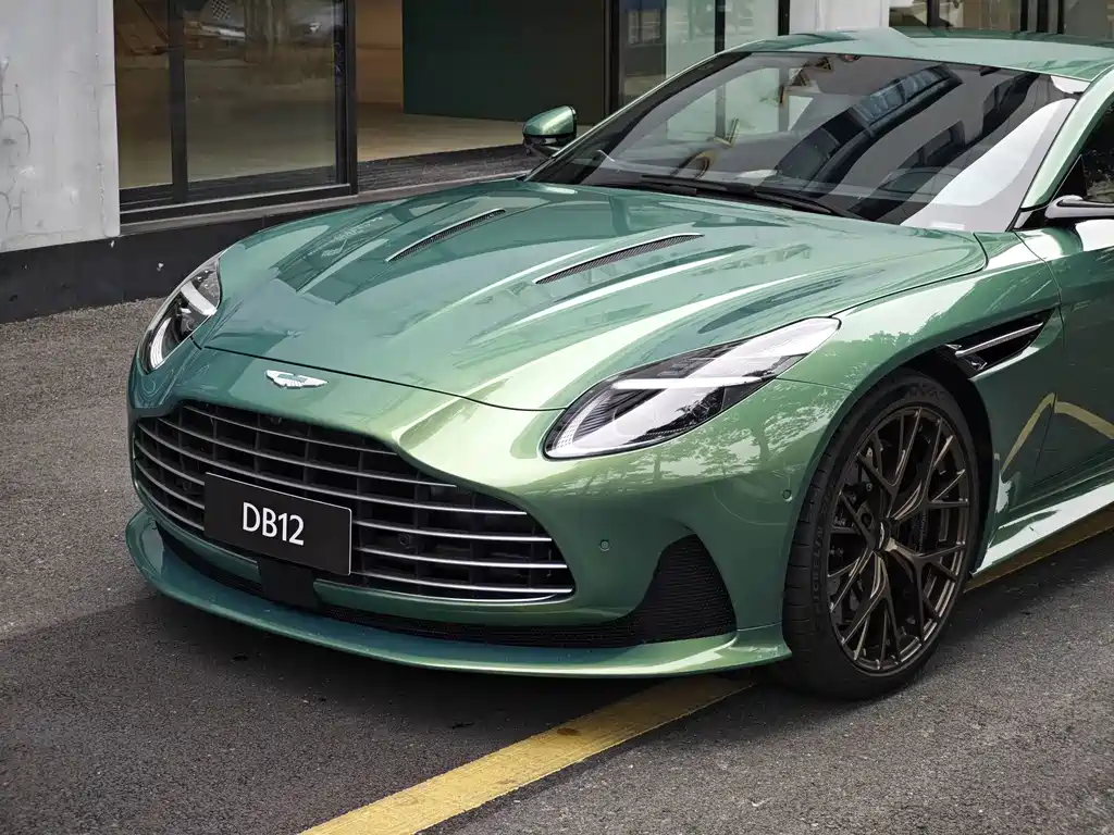 Aston Martin DB12 — миниатюра 8