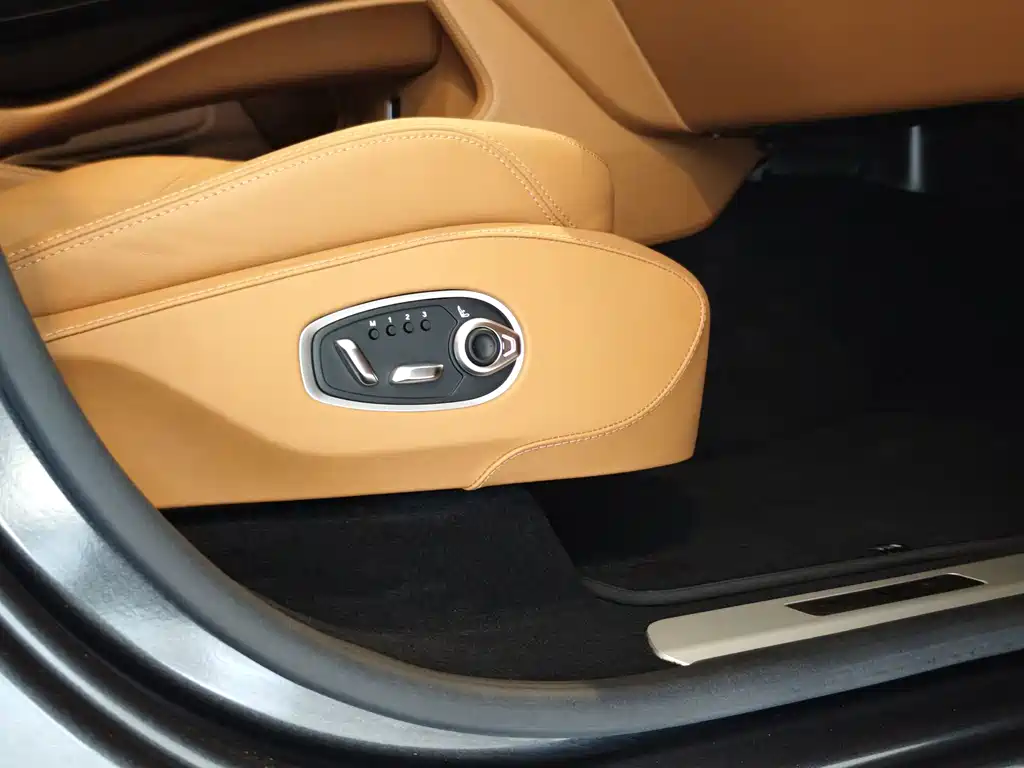 Aston Martin DBX — миниатюра 13