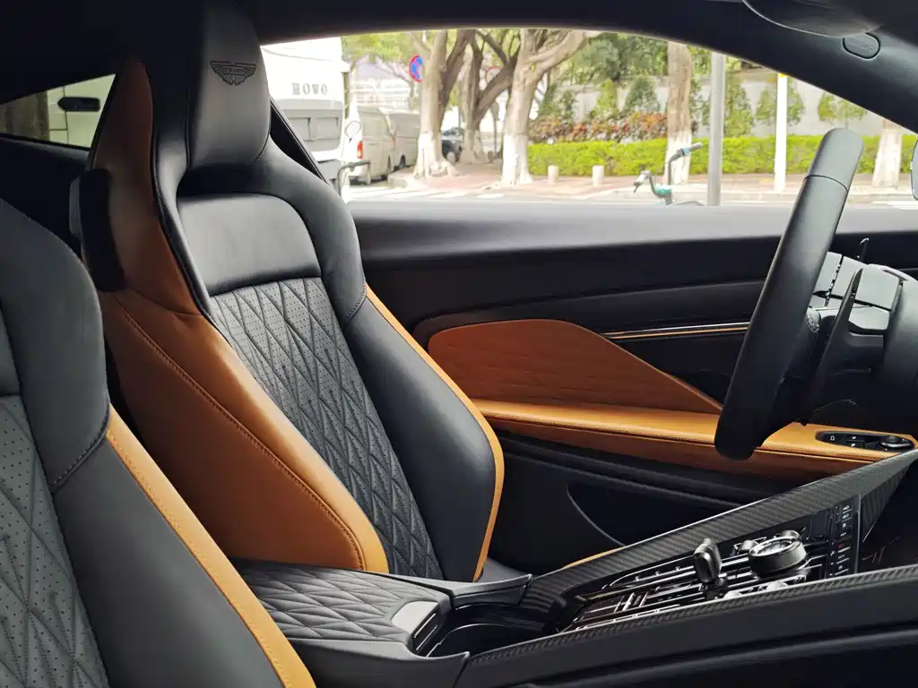 Aston Martin DB12 — миниатюра 10
