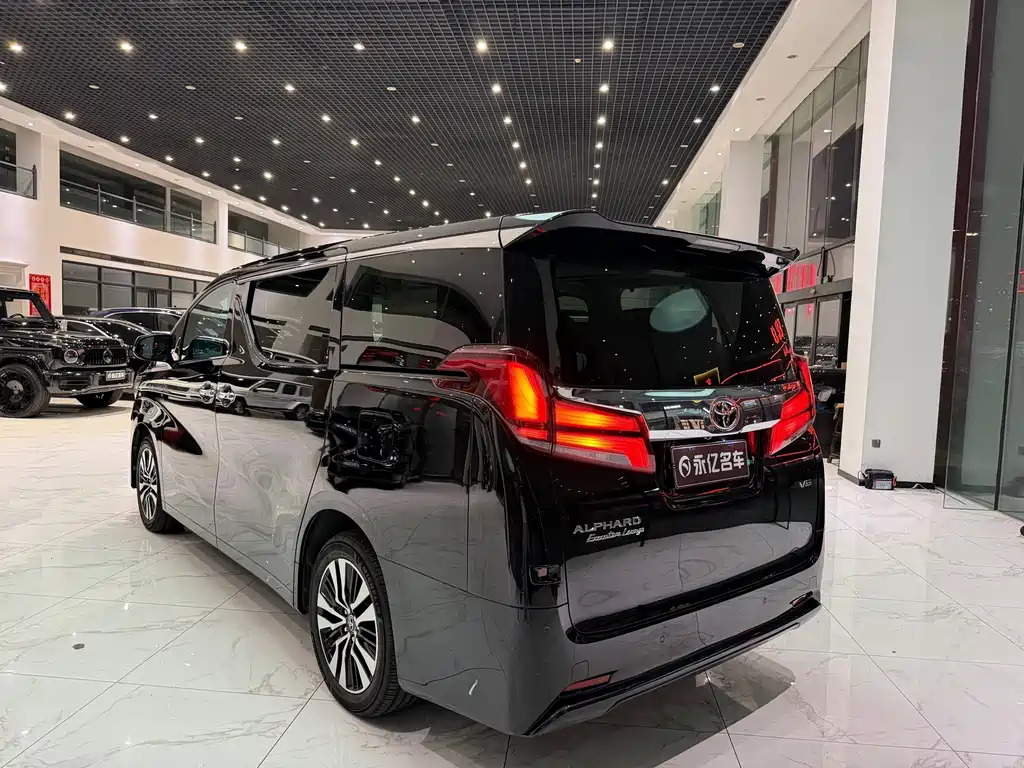 Toyota Alphard — миниатюра 12