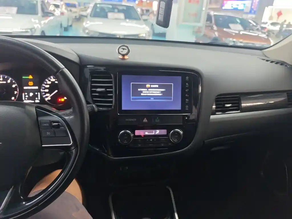 Mitsubishi Outlander — миниатюра 10