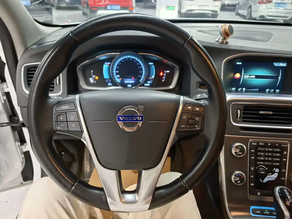 Volvo S60 PHEV — миниатюра 10