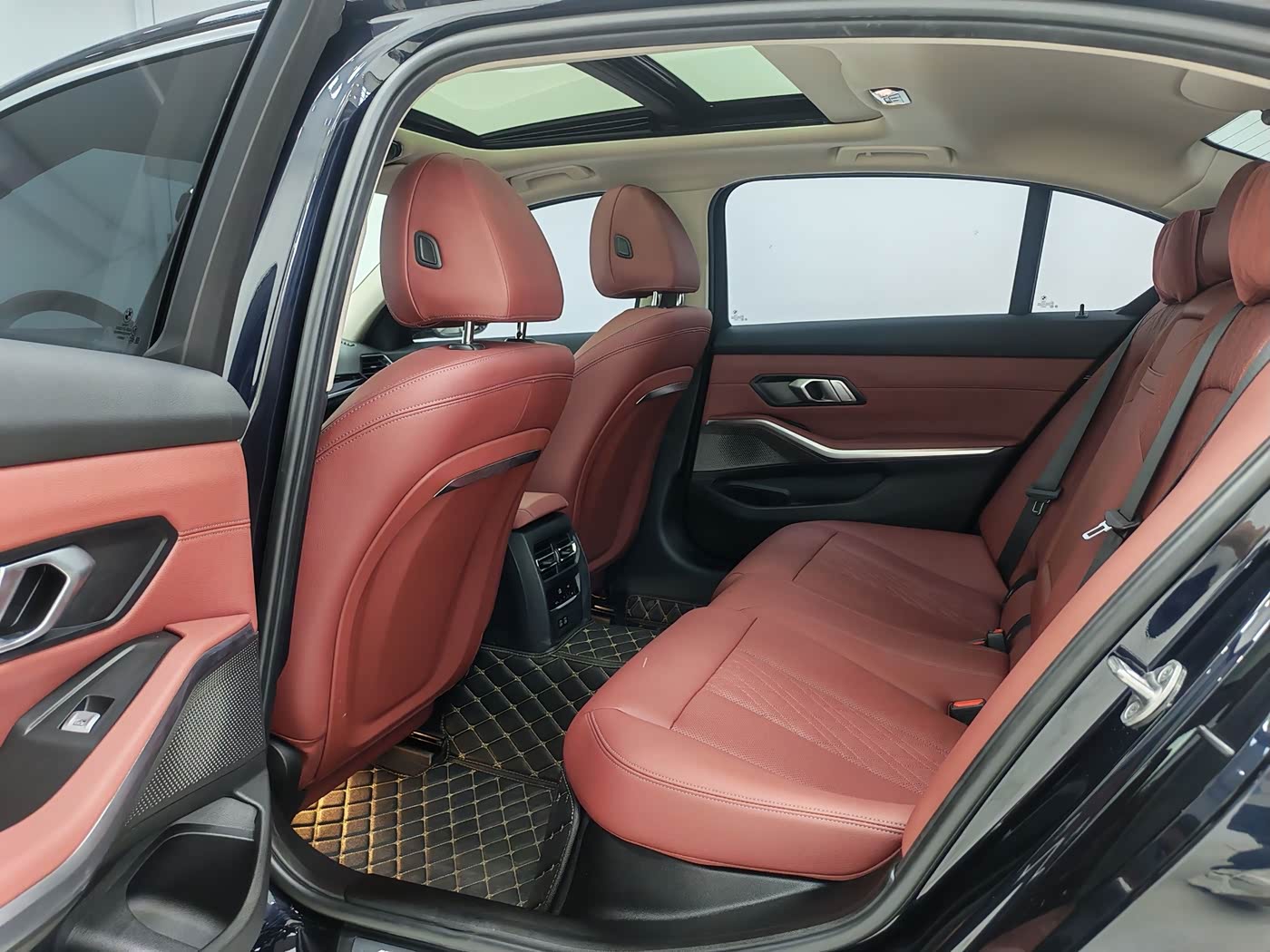 BMW 3 Series 2.0 л 2023 г. Чёрный, пробег 27000 км