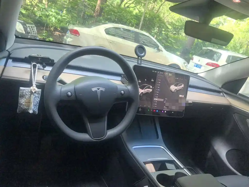 Tesla Model Y — миниатюра 5