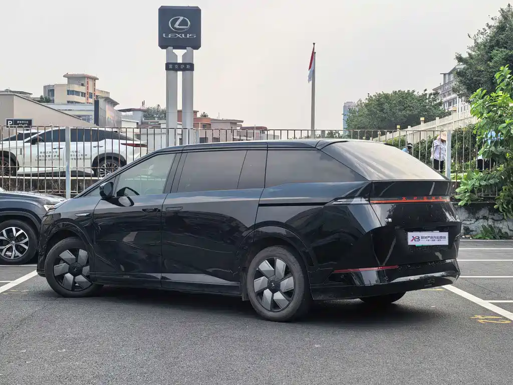 XPeng X9 — миниатюра 4