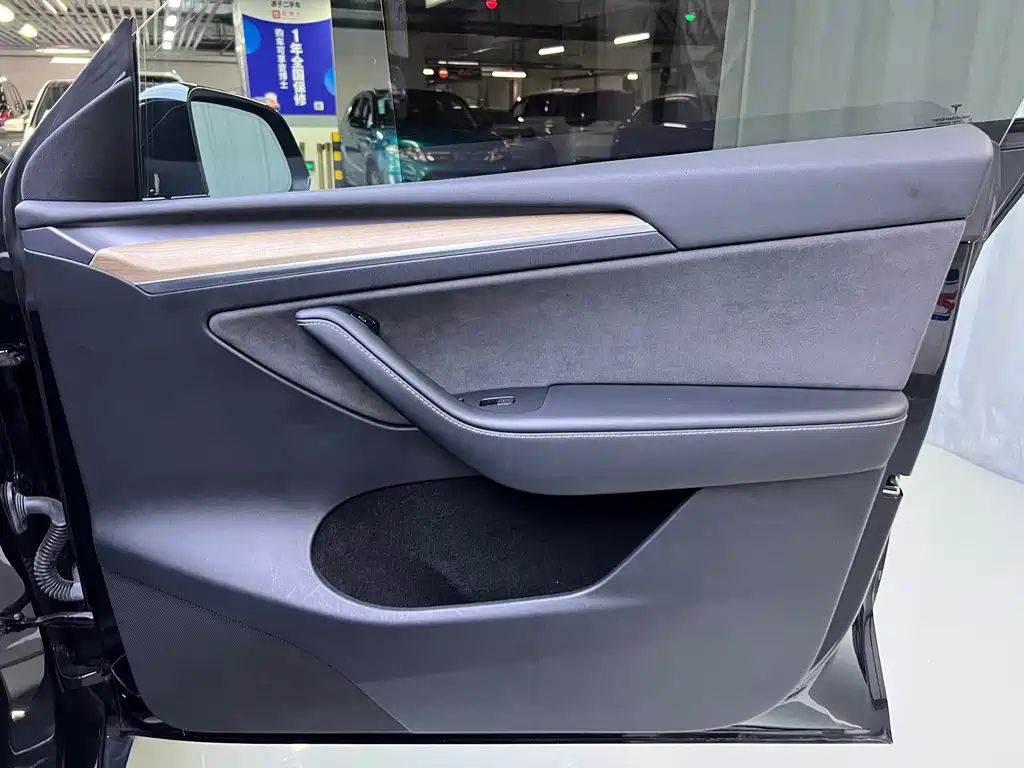 Tesla Model Y — миниатюра 12