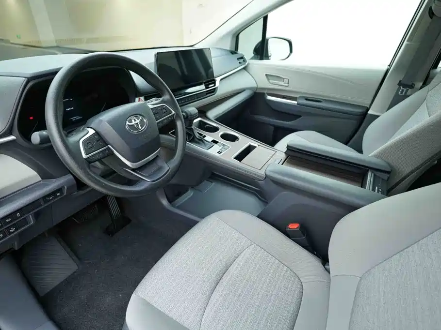 Toyota Sienna — миниатюра 9