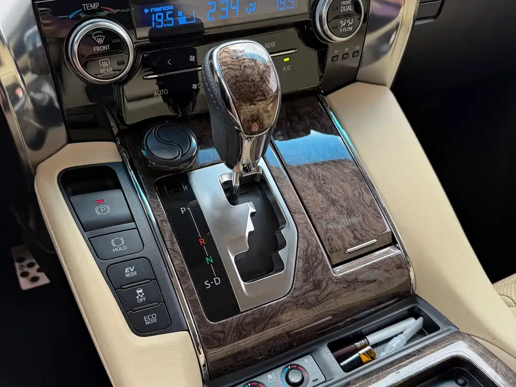 Toyota Alphard — миниатюра 22