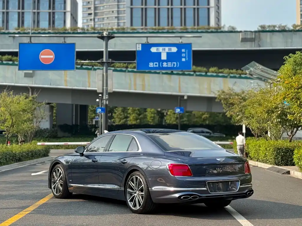 Bentley Flying Spur PHEV — миниатюра 9