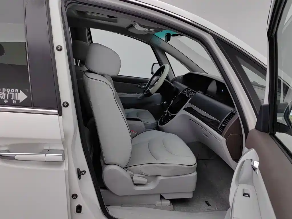 Luxgen Big 7 MPV — миниатюра 23