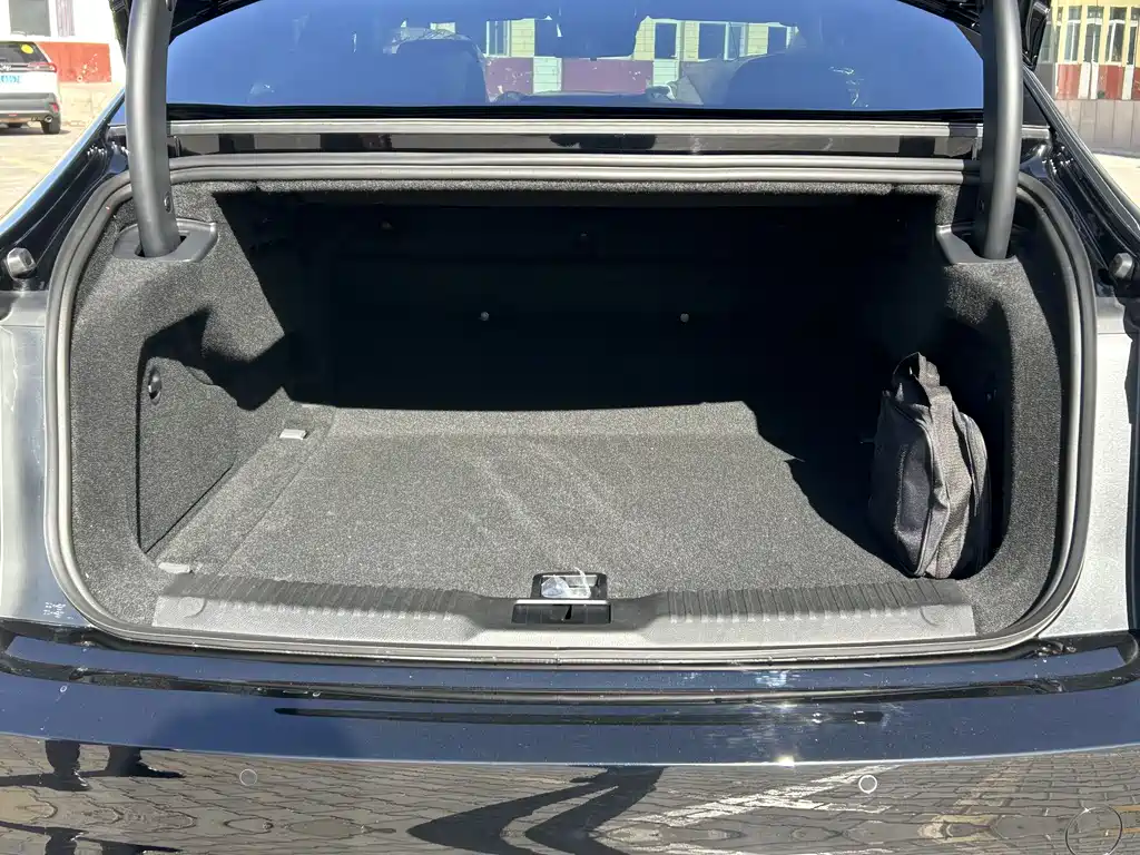 Hongqi H9 2025 2.0T Luxury 5 мест