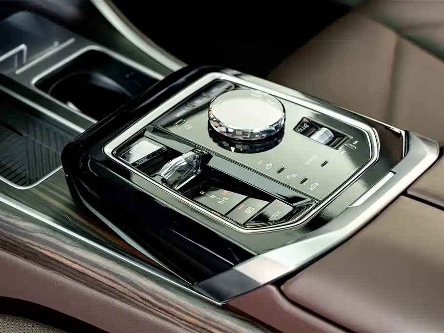 BMW 7 Series — миниатюра 11