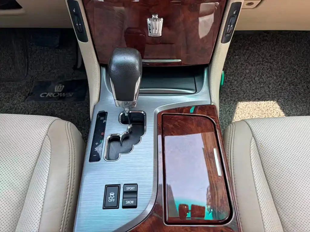 Toyota Crown — миниатюра 12