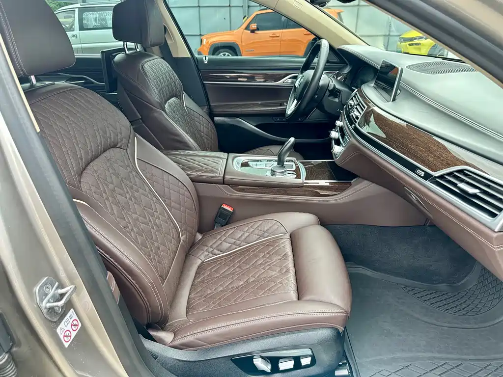 BMW 7 Series — миниатюра 12
