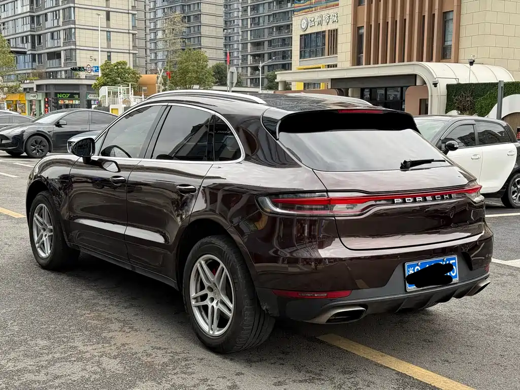 PORSCHE MACAN