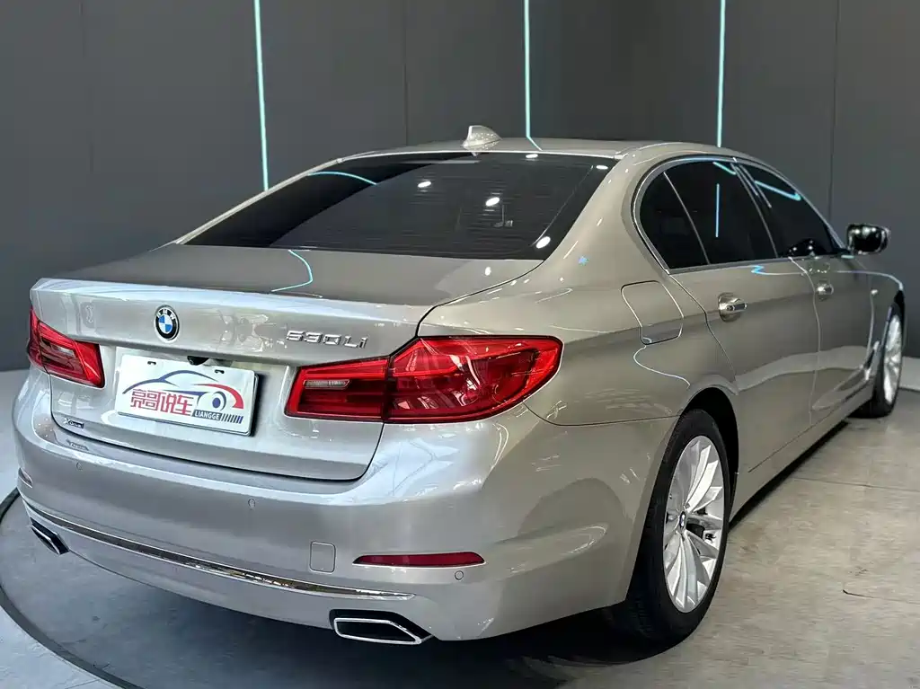BMW 5 Series — миниатюра 6