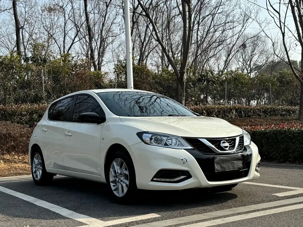 NISSAN TIIDA