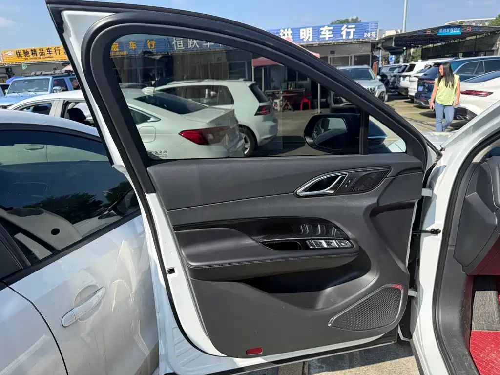 Hongqi Hongqi HS3 — миниатюра 3