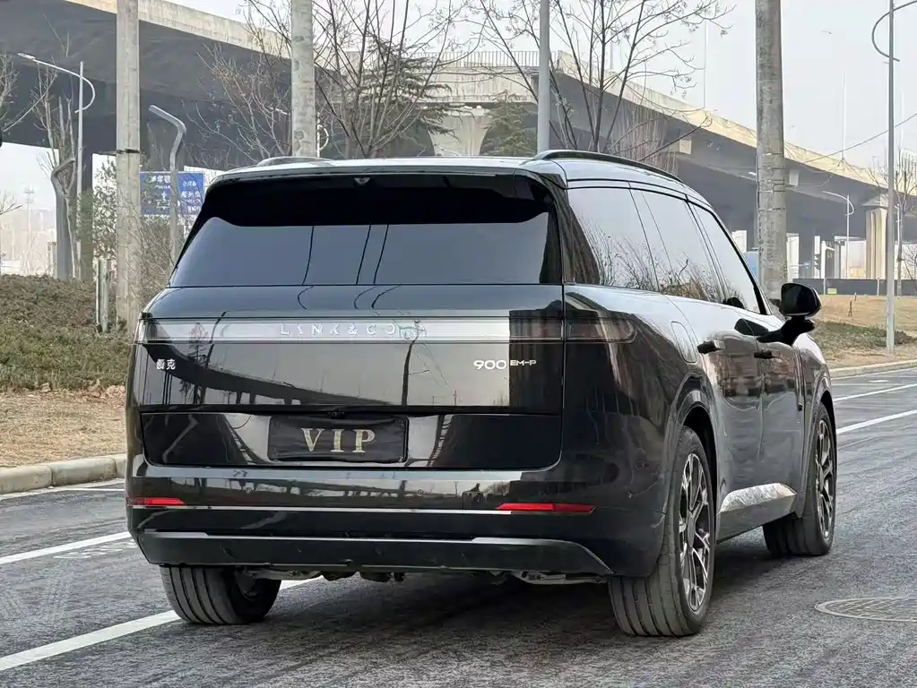 LYNK & CO 900