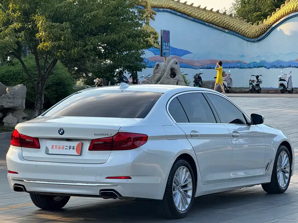 BMW 5 Series — миниатюра 6